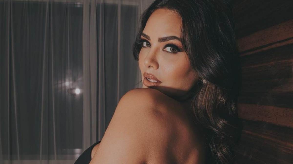 Esha Gupta ने खाना खाते वक्त पहना ऐसा ओपन टॉप, लोगों ने दी सलाह कहा- संभालो कहीं बटन..